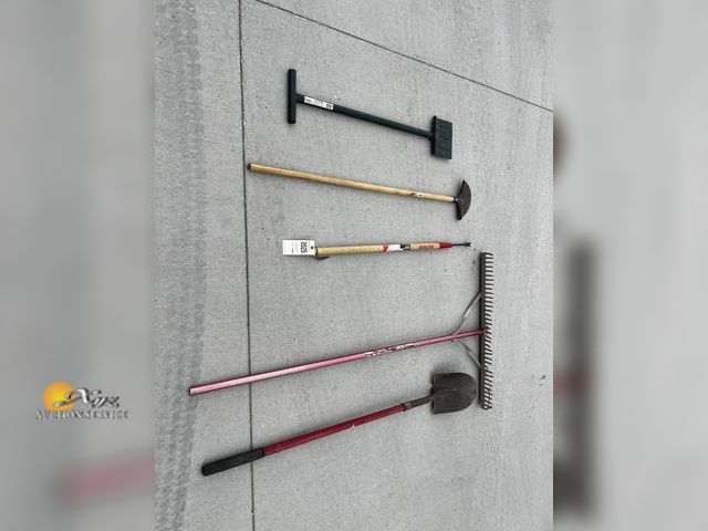 Lot 83-0525 - Lot of Garden/Yard Tools