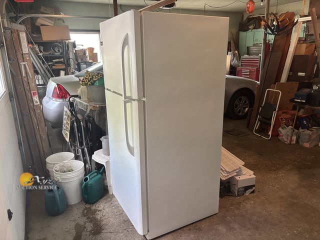 Lot 83-8000 - Frigidaire Top-Freezer Refrigerator