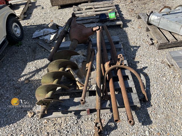 Lot 83-1063 - Ford Pole Hole Auger