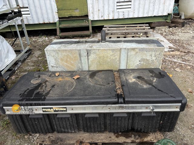 Lot 83-1031 - Truck Toolbox and Fuel Tank