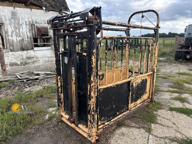 Lot 83-1008 - For-Most Model 25 Cattle Chute