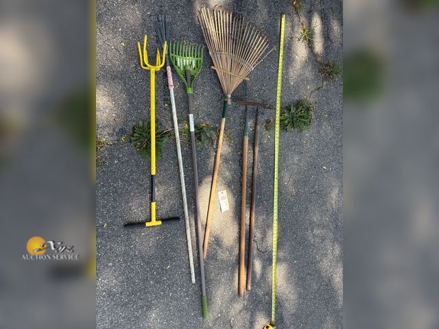 Lot 83-0854 - Lot of Farm/Lawn/Garden Tools