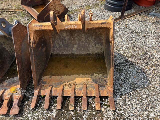 Lot 83-2013 - 35-in Excavator Bucket