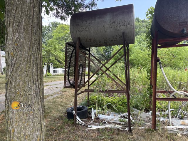Lot 83-3001 - Fuel Tank on stand