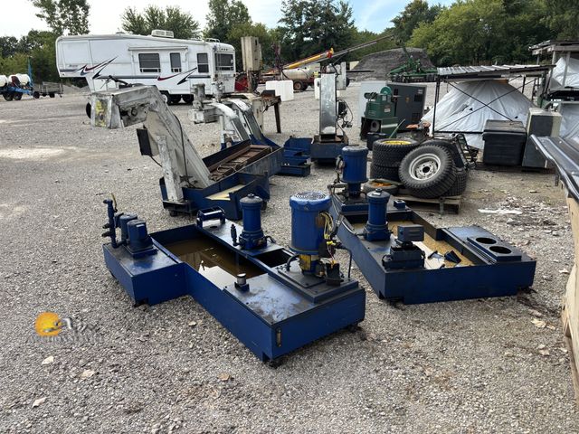 Lot 83-1032 - Livonia Magnetics Betless Magnetic Chip/Debris Conveyor and Vertical Band Saw