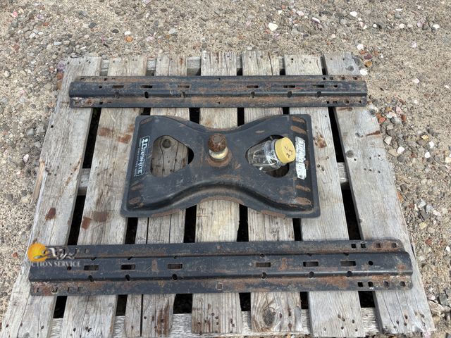 Lot 83-1040 - Draw-Tite Fifth Wheel Hitch