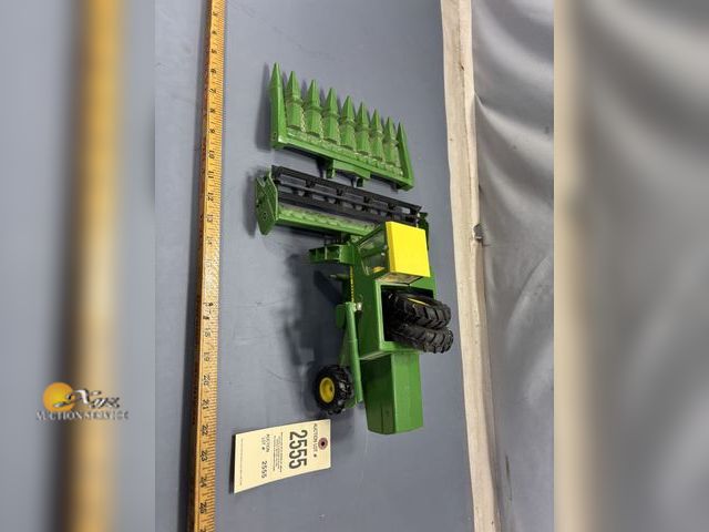 Lot 83-2555 - John Deere 6600 Combine Farm Toy