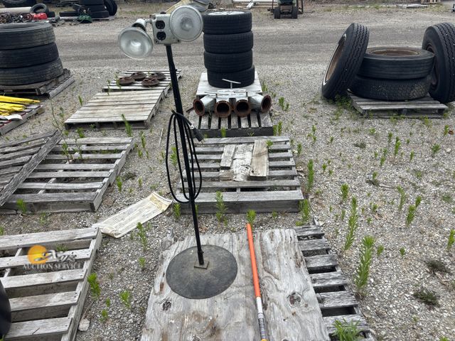 Lot 83-1013 - Homemade Work Light and Klein 1/2" Conduit Bender
