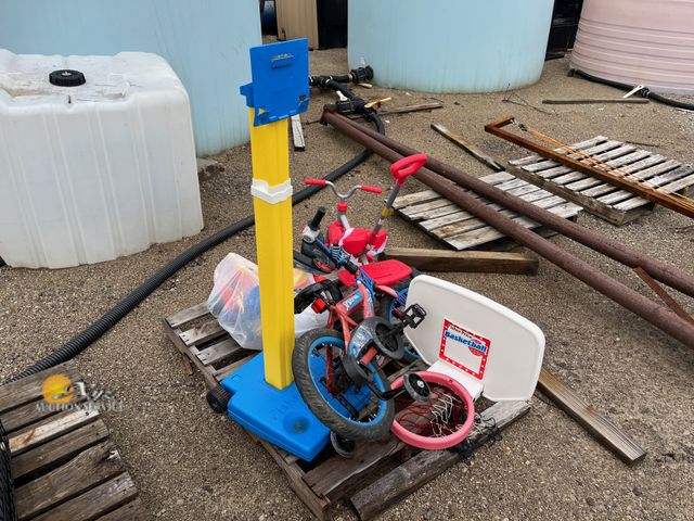 Lot 83-3006 - Toys