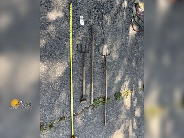 Lot 83-0857 - Lot of Farm/Lawn/Garden Tools