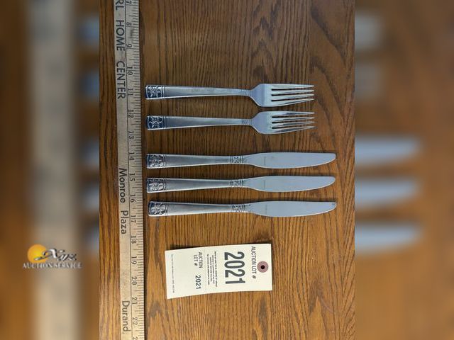 Lot 83-2021 - Oneida Winter Frost Forks and Dinner Knives