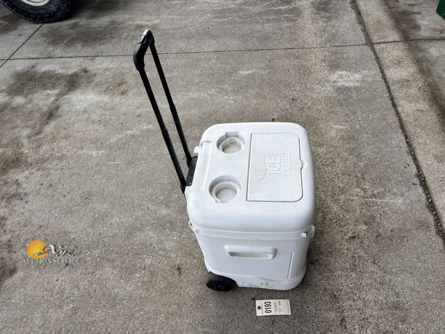 Lot 83-0193 - Igloo Ice Cube Roller Cooler