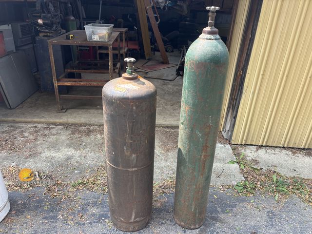 Lot 83-0553 - Oxygen and Acetylene Tank