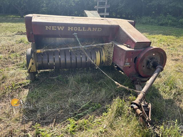 Lot 83-1002 - New Holland 270 Hayliner Baler