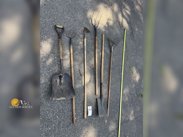 Lot 83-0856 - Lot of Farm/Lawn/Garden Tools