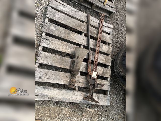 Lot 83-7002 - Farm Jack and Stand