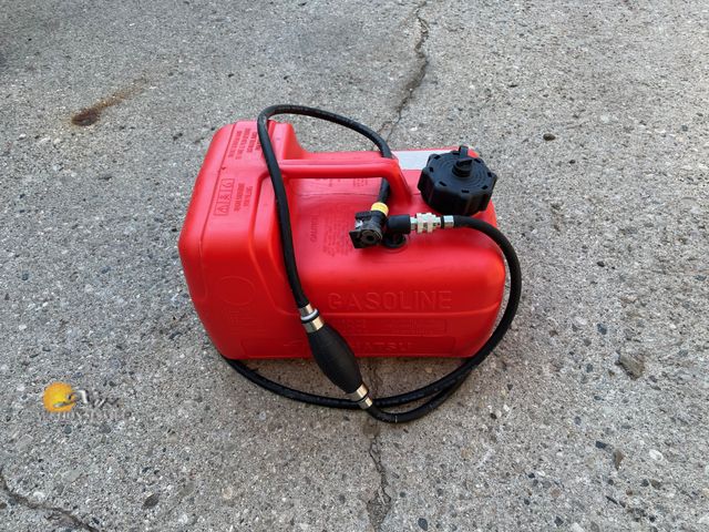 Lot 83-8006 - Gas can with a hose and primer. Full of fresh gas