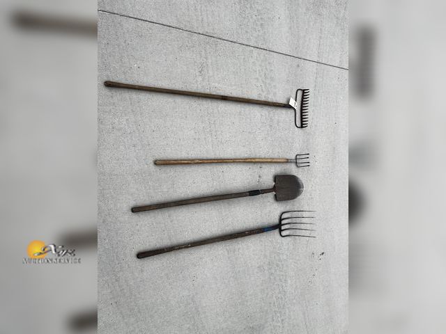 Lot 83-0517 - Lot of Garden/Yard Tools