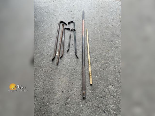 Lot 83-3002 - Prybar Lot