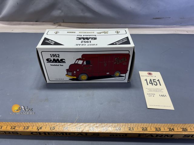 Lot 83-1451 - First Hear 1:34 Scale 1952 GMC Insulated Van Stroh's Beer