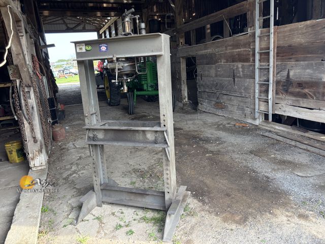 Lot 83-1038 - Dake Air over Hydraulic Shop Press