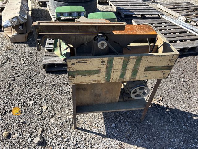Lot 83-5000 - Vintage Jointer with Stand