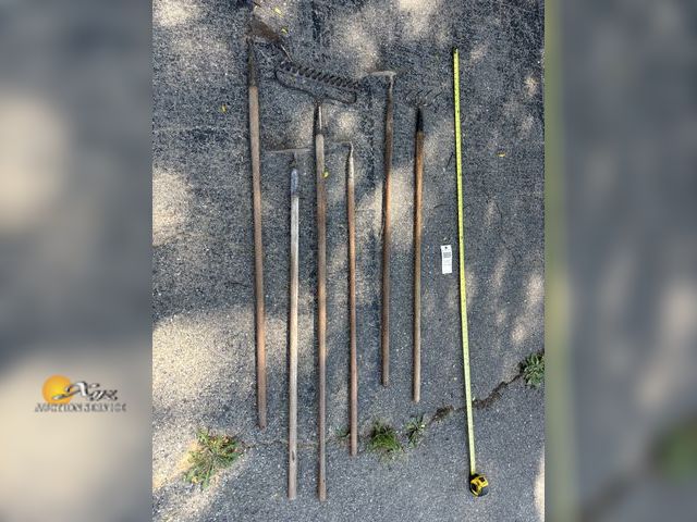 Lot 83-0859 - Lot of Farm/Lawn/Garden Tools