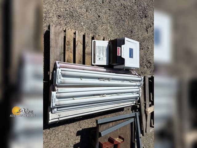 Lot 83-1034 - Eight 4ft Work Lights and Towel Dispenser