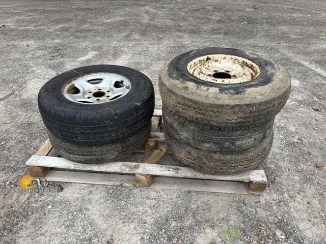 Lot 83-1024 - Five 245/70R16 Tires