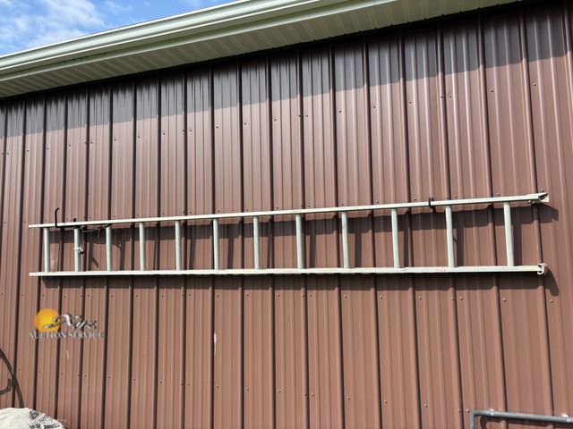 Lot 83-1011 - Werner 24ft Ladder