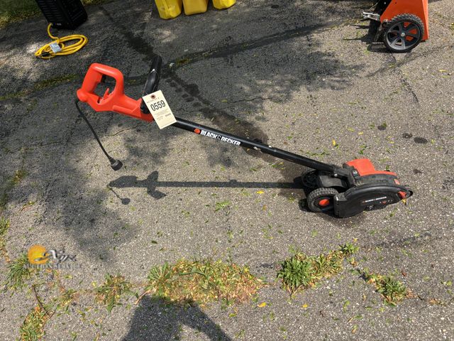 Lot 83-0559 - Black &amp; Decker Edger