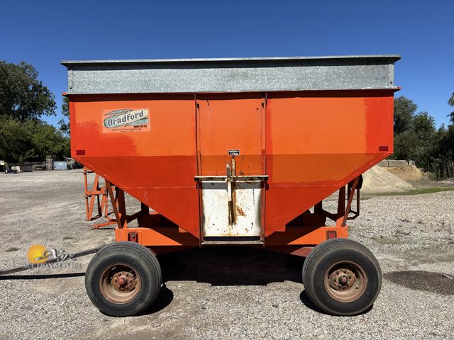 Lot 83-1017 - Bradford Gravity Box on Knowles Running Gear
