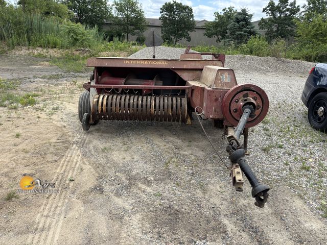 Lot 83-1025 - 435 International Baler