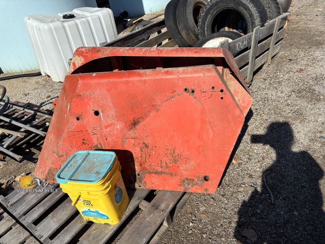 Lot 83-1061 - Fenders and Bracket for 170-19XT Allis-Chalmers