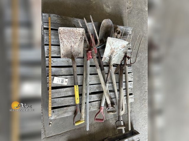 Lot 83-2486 - Lot of Lawn/Garden/Farm Tools