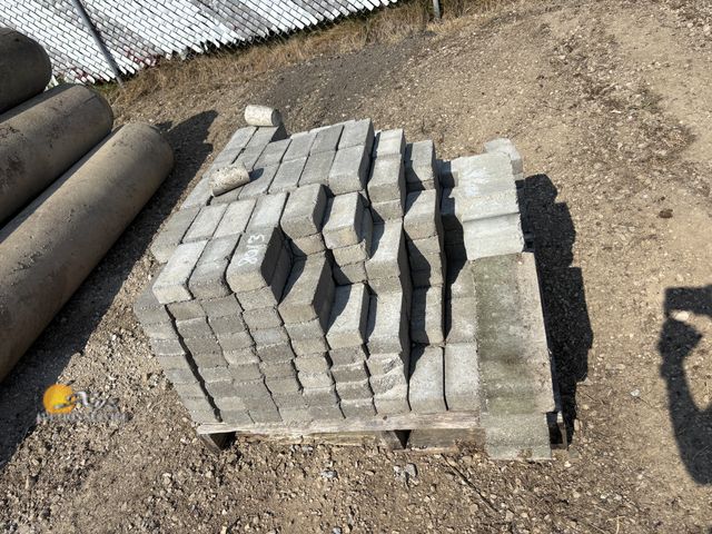 Xyz Auction Service - Lot 83-8013 - Pavers Pallet