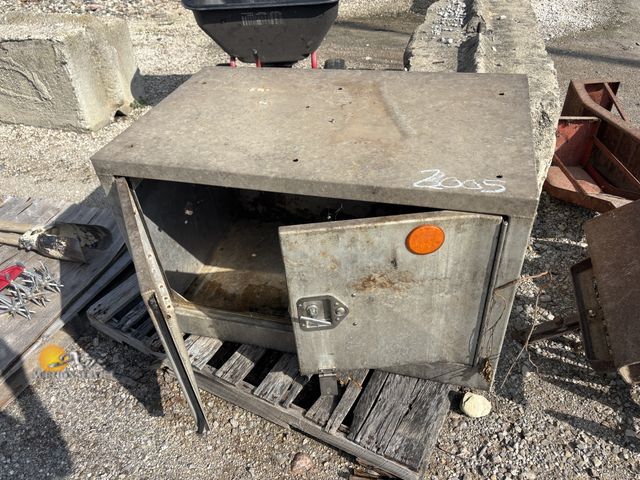 Lot 83-2005 - Truck Toolbox