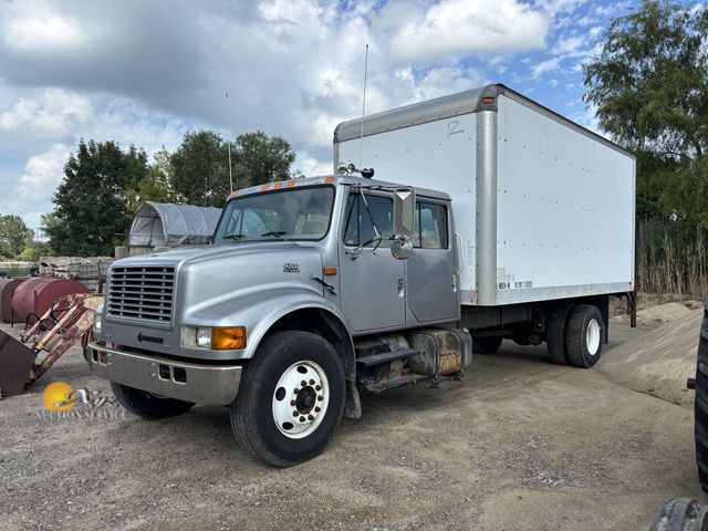 Lot 83-1009 - 2000 International 4700 Box Truck