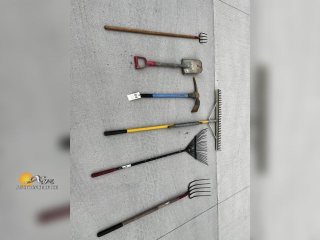Lot 83-0518 - Lot of Garden/Yard Tools