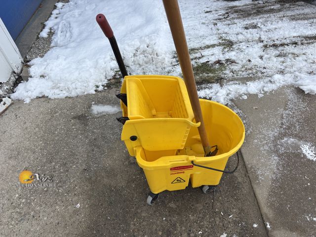 Lot 83-1014 - Rubbermaid Mop Bucket