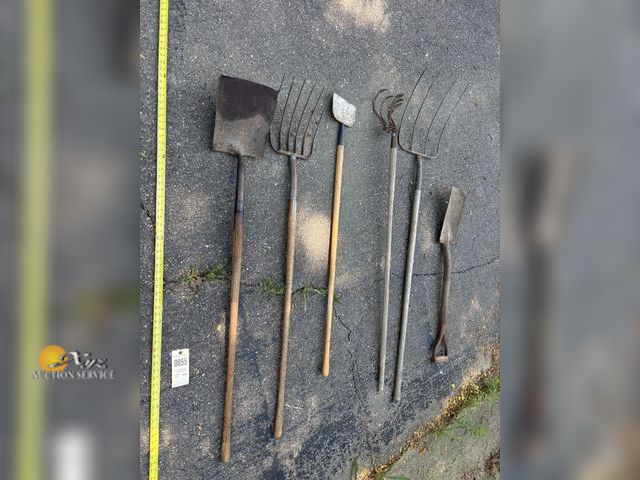Lot 83-0855 - Lot of Farm/Lawn/Garden Tools