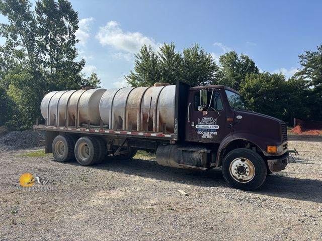Lot 83-1015 - 1991 International 8100 Truck