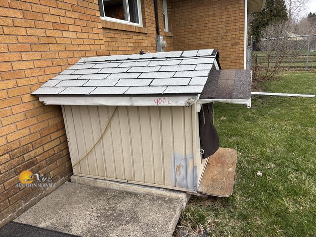 Lot 83-4000 - Outdoor Dog House