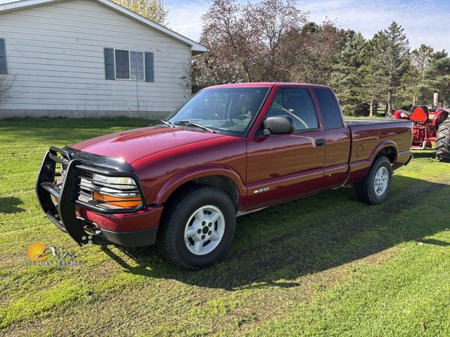 Lot 83-1002 - 2003 Chevrolet S-10 Extended Cab Pickup Truck