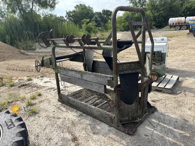 Lot 83-2008 - Manual Hoof Trimming Table