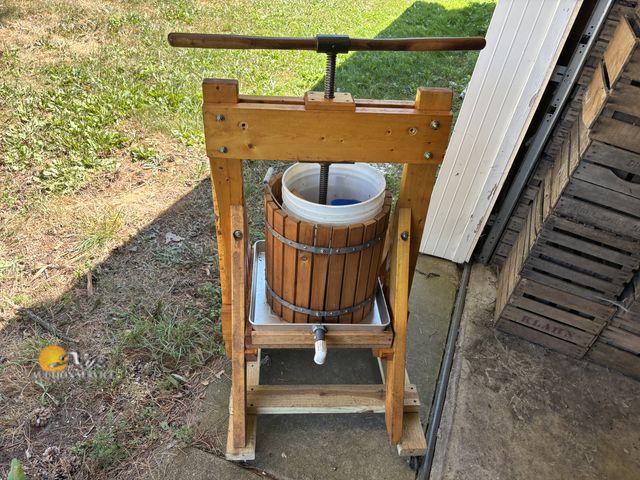 Lot 83-1027 - Cross Beam Fruit Press