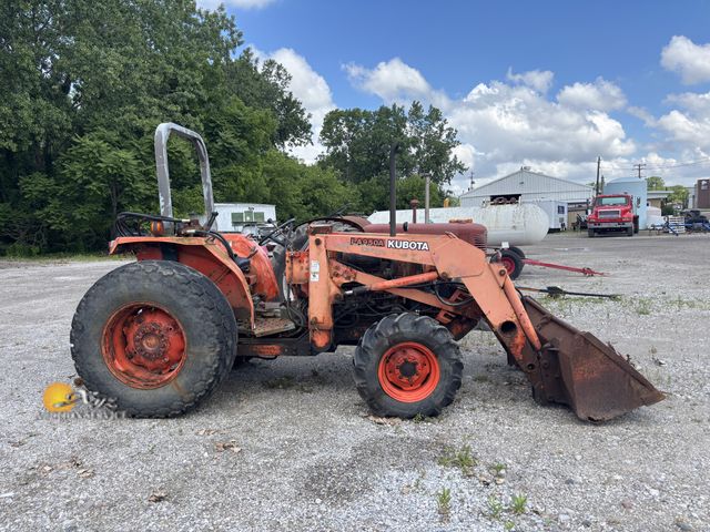 Lot 83-1003 - Kubota with L4850 Loader Tractor