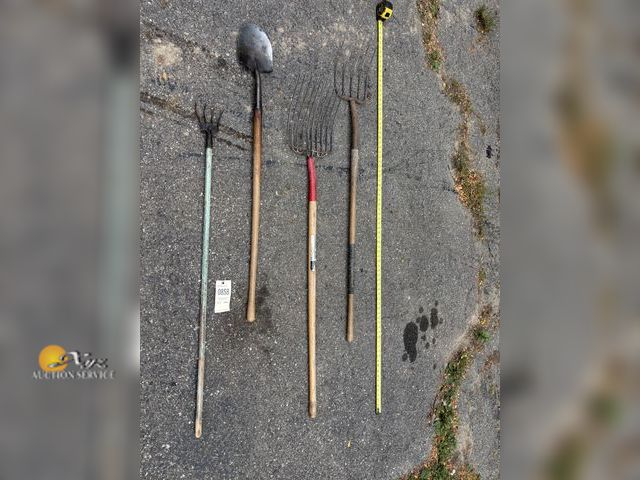 Lot 83-0858 - Lot of Farm/Lawn/Garden Tools