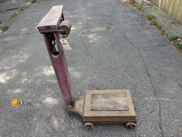 Lot 83-0811 - Antique Howe Scale No. 10 Platform Scale
