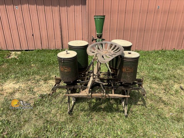Lot 83-1010 - John Deere 246-247 3pt 2 Row Planter with Fertilizer